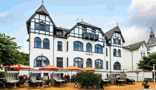 Elegante Bäderarchitektur für stilvolle Genussmomente im Ostseeurlaub: Außenansicht vom Restaurant Asgard in Zinnowitz mit gemütlicher Terrasse