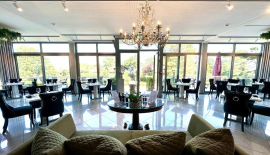 Heller, gemütlicher Innenbereich im Restaurant Meereswarte Zinnowitz – entspannt essen mit Meerfeeling