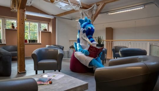 Oscar, das Maskottchen in Zinnowitz, begeistert Kinder bei Mitmachaktionen – Spaß und Familienzeit im Ostseeurlaub mit der Kurverwaltung Zinnowitz