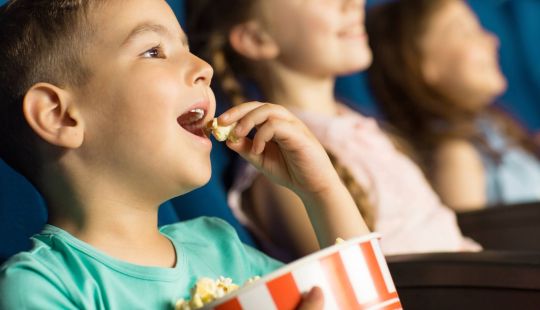Filmüberraschung für Kinder ab 7: Im Haus des Gastes erwartet Euch ein geheimnisvoller Kinonachmittag mit Spaß & Popcorn – welcher Film läuft, bleibt geheim!