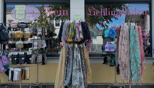 Schals, Tücher und Accessoires vor dem Lieblingsladen in Zinnowitz