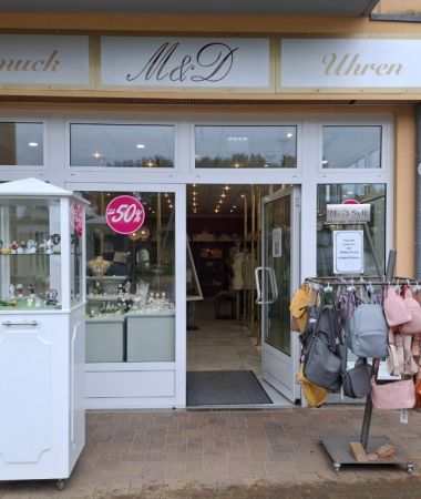 Einladende Ladenfront für euren Ostseeurlaub bei M&D Sylt: Entdeckt stilvolle Accessoires an der Strandpromenade