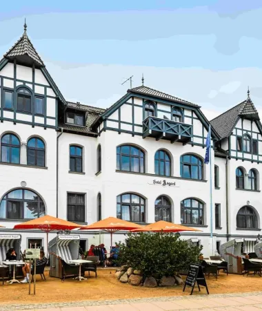 Elegante Bäderarchitektur für stilvolle Genussmomente im Ostseeurlaub: Außenansicht vom Restaurant Asgard in Zinnowitz mit gemütlicher Terrasse