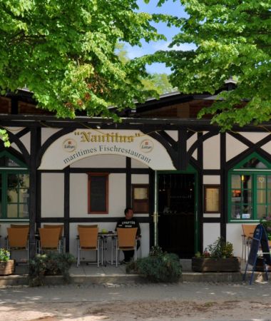 Draußen frischen Fisch genießen im Ostseeurlaub: Im Fischrestaurant Nautilus Zinnowitz mit gemütlicher Außenterrasse