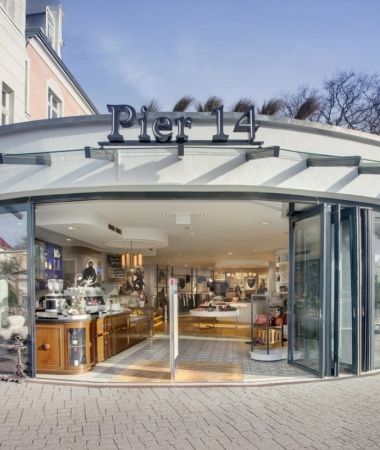 Einladender Eingangsbereich von Pier 14 in Zinnowitz mit stylischem Look für euren Ostseeurlaub