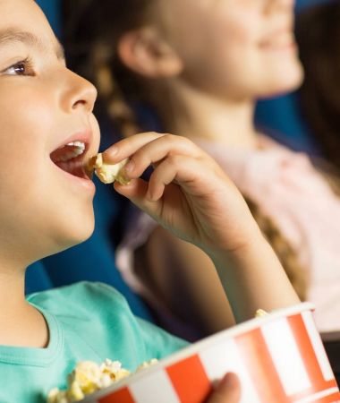 Filmüberraschung für Kinder ab 7: Im Haus des Gastes erwartet Euch ein geheimnisvoller Kinonachmittag mit Spaß & Popcorn – welcher Film läuft, bleibt geheim!