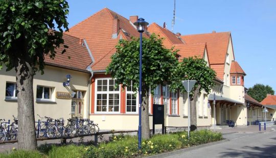 Erlebt die Geschichte der Usedomer Eisenbahn: Von den ersten Dampfloks bis zur heutigen Usedomer Bäderbahn. Spannende Einblicke im Eisenbahnmuseum Zinnowitz.