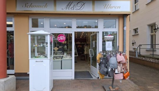 Einladende Ladenfront für euren Ostseeurlaub bei M&D Sylt: Entdeckt stilvolle Accessoires an der Strandpromenade