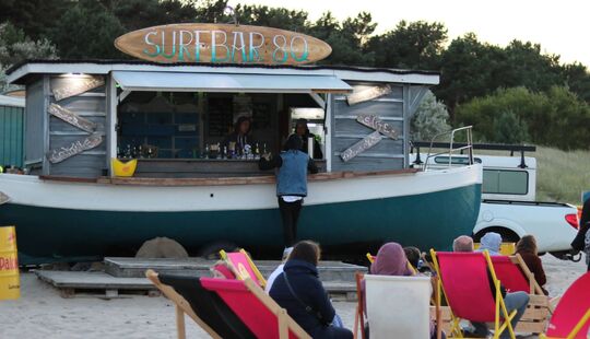 Surfbar 8Q direkt am Strand: Erlebt DJ Steffen Clasver und tanzt barfuß mit Meerblick – direkt am Strand von Zinnowitz!