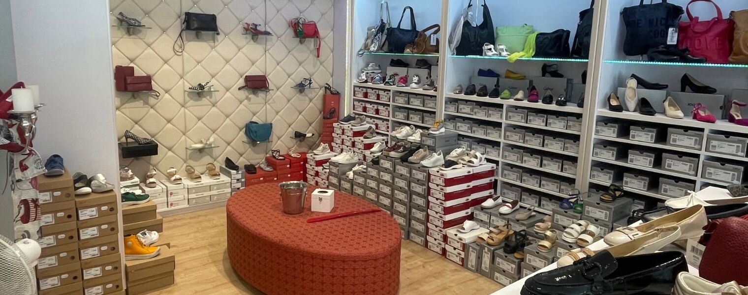 Gefüllte Schuhregale und Taschen im Schnürsenkel Shop in Zinnowitz – stylische Schuhmode für euren Ostseeurlaub