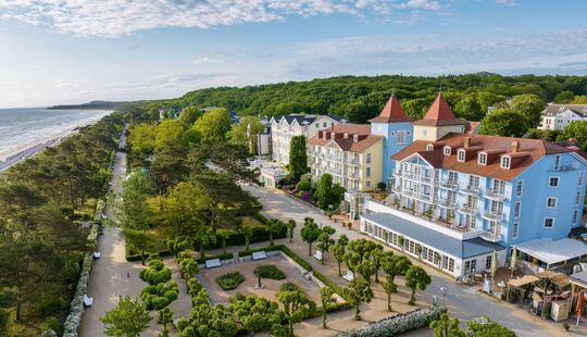 Luftaufnahme der Strandpromenade in Zinnowitz mit Meerblick und Bäderarchitektur – entspanntes Flanieren und Urlaub an der Ostsee