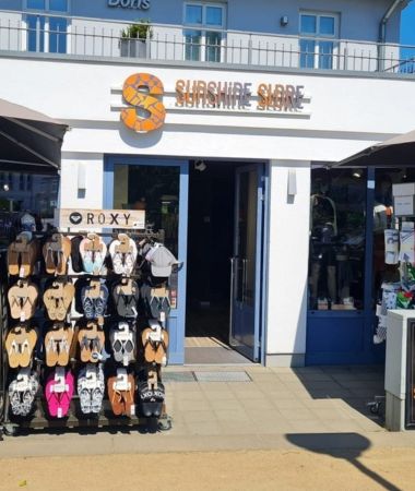 Sonnige Sicht auf den Sunshine Storen in Zinnowitz – entspanntes Shoppen für euren Ostseeurlaub