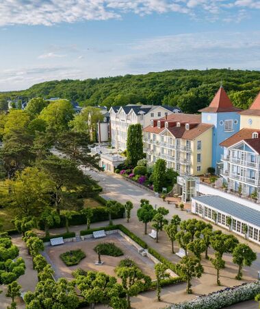 Luftaufnahme der Strandpromenade in Zinnowitz mit Meerblick und Bäderarchitektur – entspanntes Flanieren und Urlaub an der Ostsee