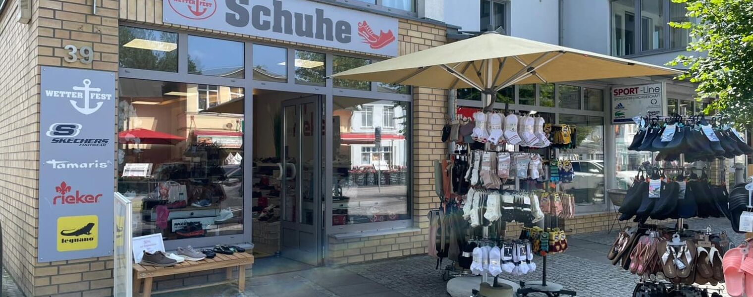 Einladendes Schaufenster vom Schuhladen Wetterfest – bequeme Schuhe bekannter Marken für euren Ostseeurlaub