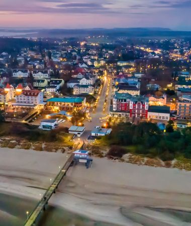 Blick auf die Strandpromenade und Seebrücke Zinnowitz mit regelmäßigen Events: Maritimes Bummeln an der Ostsee