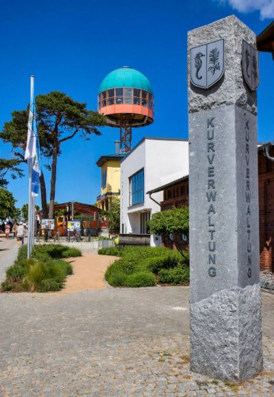 Eingang zum Haus des Gastes an der Strandpromenade in Zinnowitz – freundlicher Service und Infos für euren Ostseeurlaub mit Kurverwaltung Zinnowitz