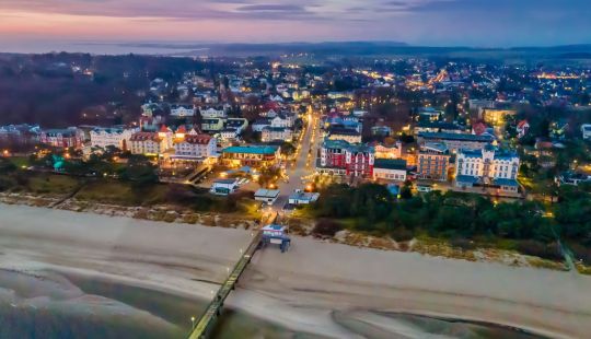 Blick auf die Strandpromenade und Seebrücke Zinnowitz mit regelmäßigen Events: Maritimes Bummeln an der Ostsee