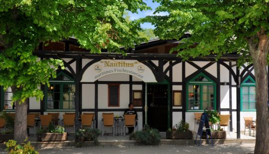 Draußen frischen Fisch genießen im Ostseeurlaub: Im Fischrestaurant Nautilus Zinnowitz mit gemütlicher Außenterrasse