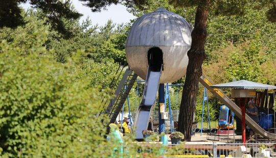 Vielfältiger Vineta-Spielplatz in Zinnowitz mit Klettergerüst, Schaukel und kleiner Tauchgondel – tolles Familienerlebnis an der Ostsee