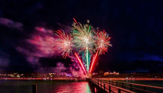 Spektakuläres XXL-Feuerwerk über der Ostsee zum Tag der Deutschen Einheit – feierlicher Höhepunkt in Zinnowitz und ganz Usedom