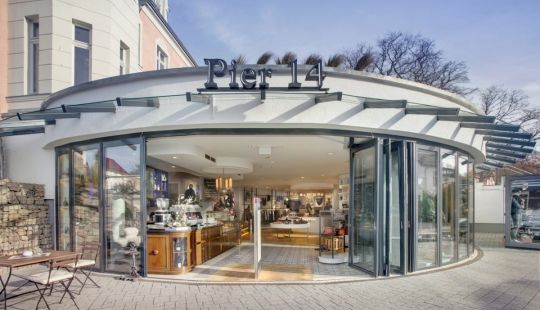 Einladender Eingangsbereich von Pier 14 in Zinnowitz mit stylischem Look für euren Ostseeurlaub
