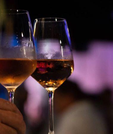 Gläser voller Wein beim Weinfest in Zinnowitz – gemütliches Beisammensein und Genussmomente