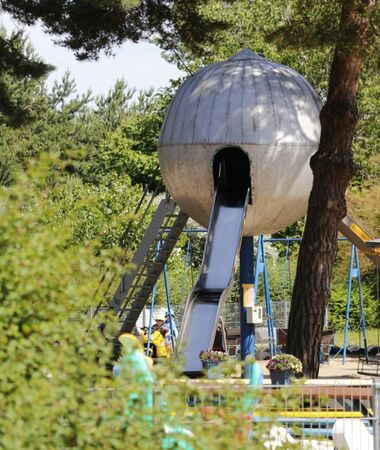 Vielfältiger Vineta-Spielplatz in Zinnowitz mit Klettergerüst, Schaukel und kleiner Tauchgondel – tolles Familienerlebnis an der Ostsee