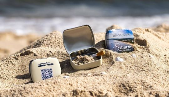 Schütze, was du liebst! Kleiner und wieder verwendbarer Strandaschenbecher am Ostseestrand, für einen sauberen Urlaub am Meer.