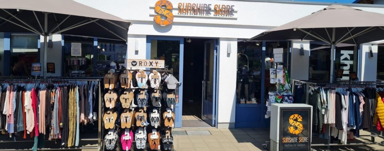 Sonnige Sicht auf den Sunshine Storen in Zinnowitz – entspanntes Shoppen für euren Ostseeurlaub