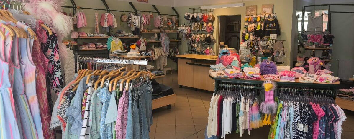 Fröhliche Kinderboutique in Zinnowitz mit liebevoll ausgewählter Kleidung – bunter Shoppingspaß im Ostseeurlaub
