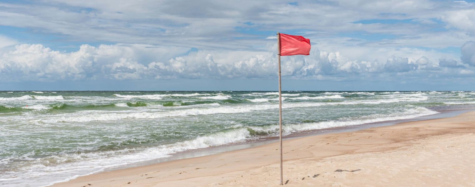 Wasserrettung & Sicherheit / Zinnowitz Rettungsschwimmer und Flaggen am Strand von Zinnowitz erklären Badebedingungen – Hier gibt es alle Infos zur Sicherheit im Ostseeurlaub