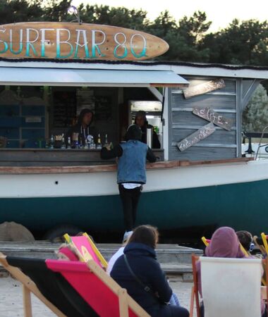 Surfbar 8Q direkt am Strand: Erlebt DJ Steffen Clasver und tanzt barfuß mit Meerblick – direkt am Strand von Zinnowitz!