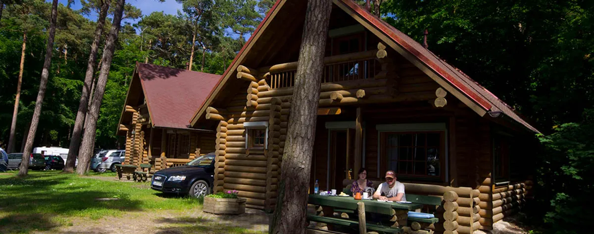 Gemütliche Holzhütten beim Familiencampingplatz Pommernland Zinnowitz – naturnaher Urlaub an der Ostsee