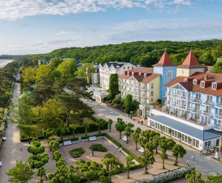Luftaufnahme der Strandpromenade in Zinnowitz mit Meerblick und Bäderarchitektur – entspanntes Flanieren und Urlaub an der Ostsee