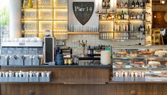 Stilvolle Bar im Pier 14 Zinnowitz mit hochwertigem Kaffee und frischen Torten – entspannte Auszeit im Ostseeurlaub