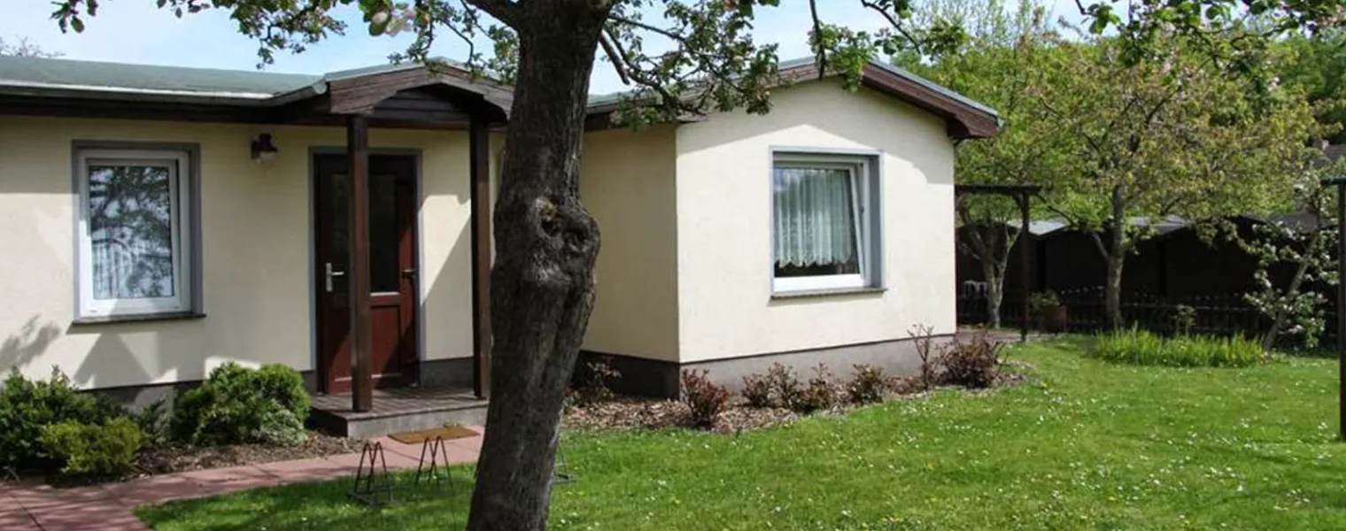 Haus Seegras in Zinnowitz von außen mit grünem Garten – euer entspannter Rückzugsort im Ostseeurlaub
