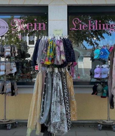 Schals, Tücher und Accessoires vor dem Lieblingsladen in Zinnowitz