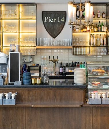 Stilvolle Bar im Pier 14 Zinnowitz mit hochwertigem Kaffee und frischen Torten – entspannte Auszeit im Ostseeurlaub