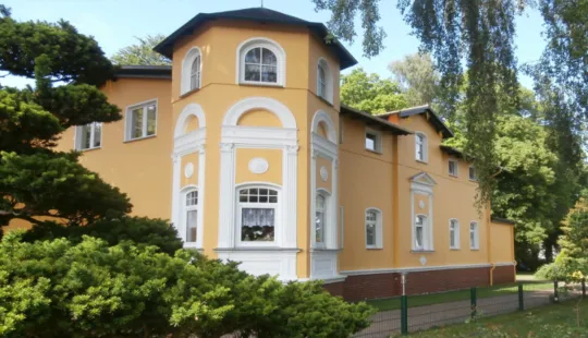 Haus Adlershorst in Zinnowitz mit typischer Strandbad-Atmosphäre – ideal für euren Ostseeurlaub