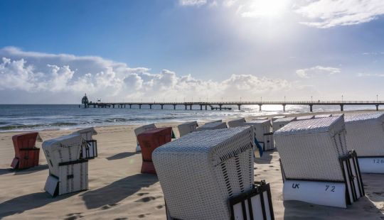 Entspannt am feinen Sandstrand von Zinnowitz sitzen – Kurabgabe sorgt für nachhaltigen Ostseeurlaub: Hier informieren!
