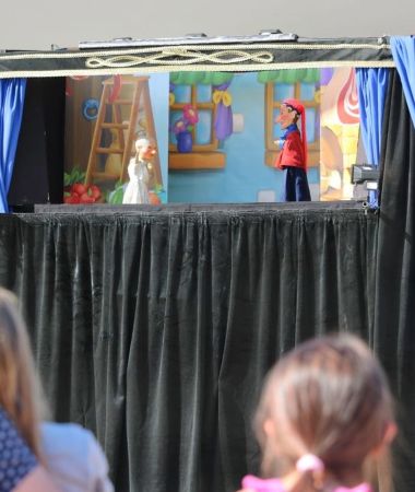 Buntes Kaspertheater in Zinnowitz sorgt für strahlende Kinderaugen – familienfreundliche Unterhaltung im Ostseeurlaub an der Kozertmuschel