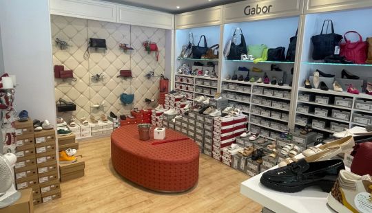 Gefüllte Schuhregale und Taschen im Schnürsenkel Shop in Zinnowitz – stylische Schuhmode für euren Ostseeurlaub