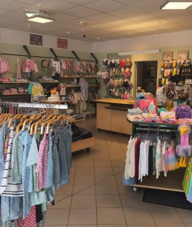 Fröhliche Kinderboutique in Zinnowitz mit liebevoll ausgewählter Kleidung – bunter Shoppingspaß im Ostseeurlaub