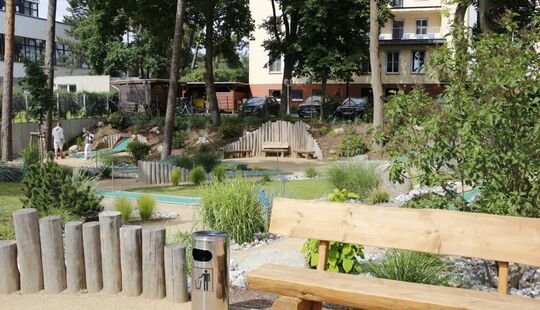 Liebevoll angelegte Minigolfbahn in grüner Anlage zentral in Zinnowitz – entspanntes Spielen im Ostseeurlaub