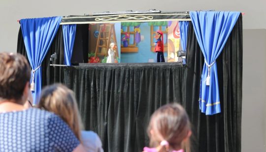 Buntes Kaspertheater in Zinnowitz sorgt für strahlende Kinderaugen – familienfreundliche Unterhaltung im Ostseeurlaub an der Kozertmuschel