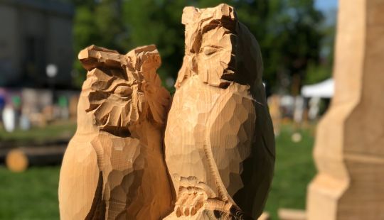 Zwei Holz-Eulen: Skulpturen von Künstlern an der Ostsee: Spektakuläre Ausstellung im Ostseeurlaub