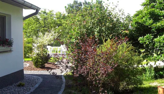 Gemütliche Ferienwohnung Zeuke in Zinnowitz mit Garten und viel Grün – perfekte Ruheoase für euren Ostseeurlaub