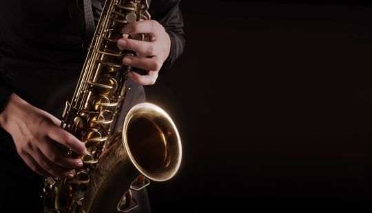 Stimmungsvolles Saxophon als Symbol für Inseljazz by Jazzcasino im Kunsthaus Villa Meyer – kulturelle Highlights im Ostseeurlaub