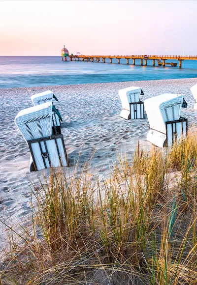 Gemütliche Stunden am Strand mit Blick auf die Seebrücke Zinnowitz – Urlaub an der Ostsee mit Kurverwaltung Zinnowitz genießen