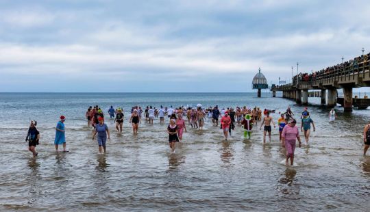 Die eisig kalte Ostsee beim Eisbaden in Zinnowitz erleben – erfrischender Nervenkitzel für Mutige